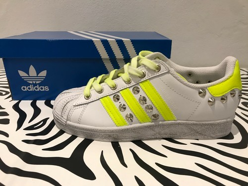 Adidas superstar personalizzata custom con borchie argento occhielli fluo |  eBay