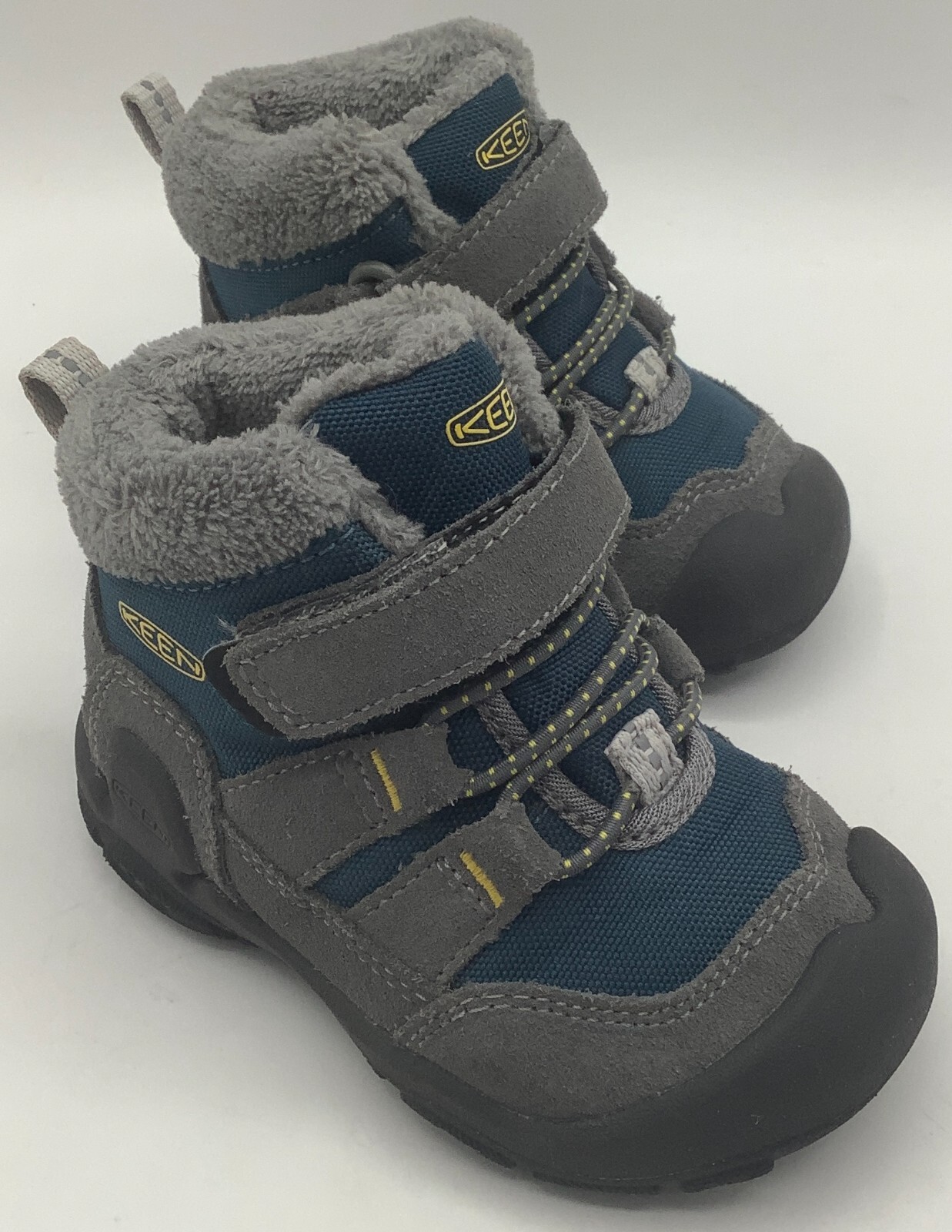 Stivali da neve KEEN bambini taglia 5 bambino nodo chukka media altezza isolati 1026816