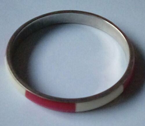 Red & White Stripes with Gold Coloured Centre Curved Womens Bangle Bracelet - Picture 1 of 1