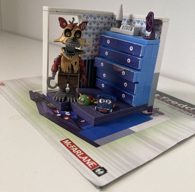 Five Nights At Freddy's McFarlane Nightmare Foxy linke Kommode und Tür Set