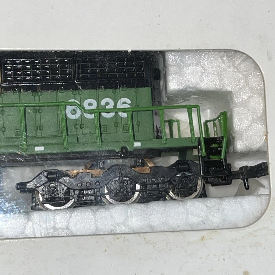 Bachmann N Scale Burlington Northern SD 40-2 w/Blinking Light in original box - Image 4 of 4