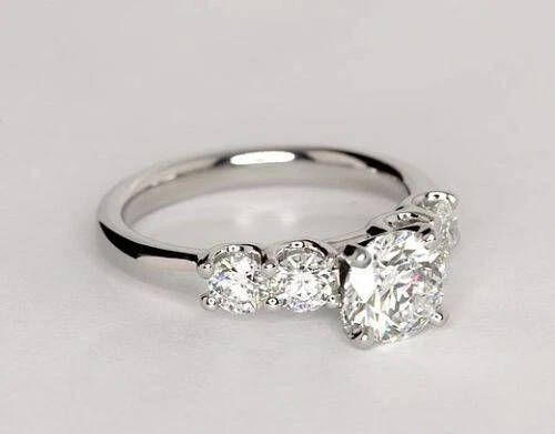 Anillo de compromiso de diamantes de corte redondo de 1,80 quilates de oro blanco de 14 quilates talla 6 Foto 2 de 4