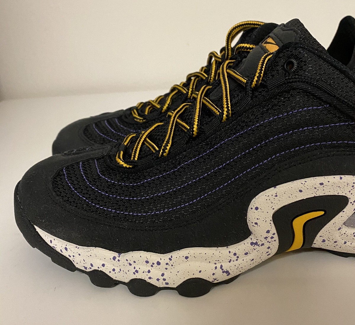 nike air skarn black university gold