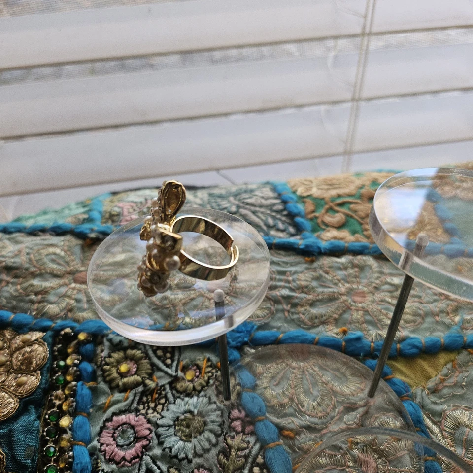 Anillo de diseñador con arco de oro y perlas ajustable - bisutería de diseñador Foto 3 de 4