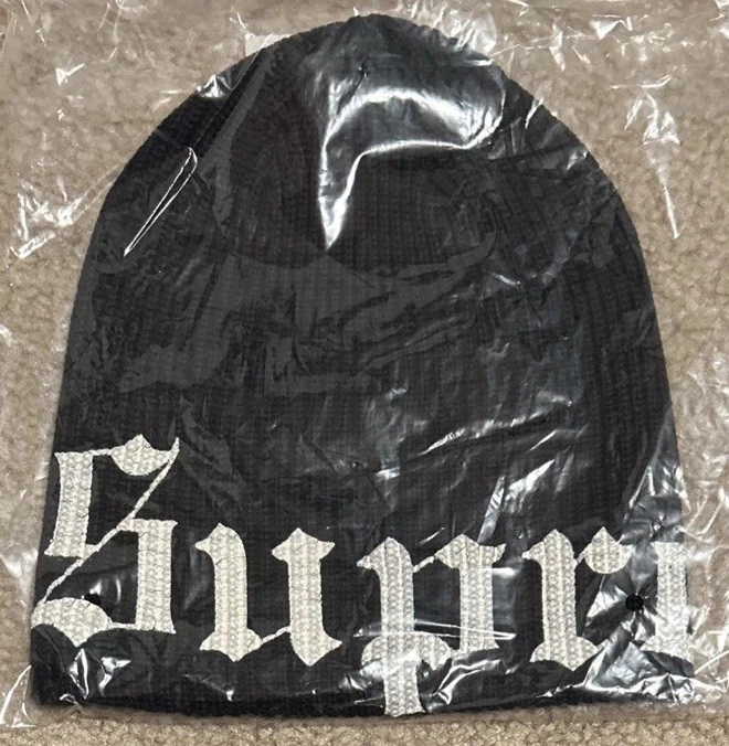 Bonnet imprimé ancien anglais Supreme OS noir SS25 NEUF AVEC ÉTIQUETTE LIVRAISON GRATUITE !