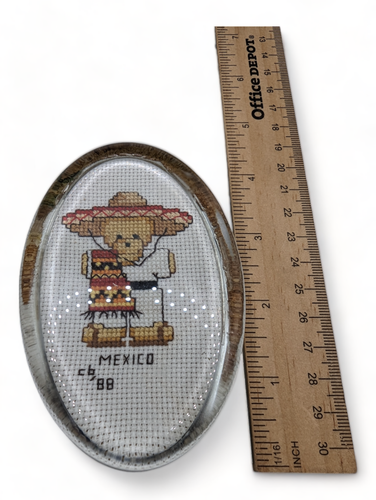 Vintage Cross Stitch Mexican Bear Glass Paperweight Sombrero And Blanket Oval - 第 6/6 張圖片