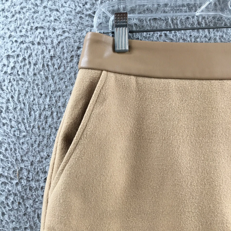 Falda Cabi recta y lápiz para mujer 4 beige frente plano informal bolsillo lateral informal Foto 2 de 4