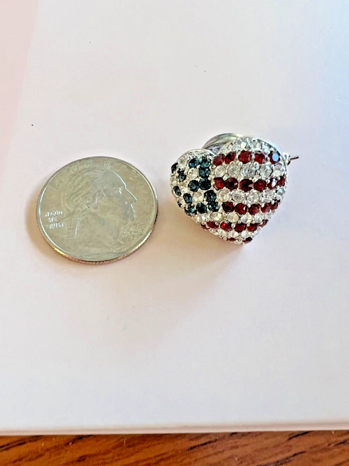 Broche coração bandeira EUA prata esterlina vermelho branco azul cristais Victoria Wieck - Imagem 2 de 4