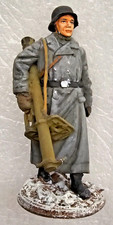 TIN SOLDIERS 54 MM WORLD WAR II, GERMAN SOLDIER WITH PANZERSCK