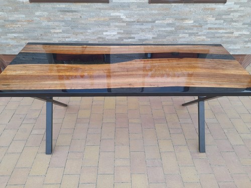 Walnut wood table with black epoxy resin - Foto 8 di 13