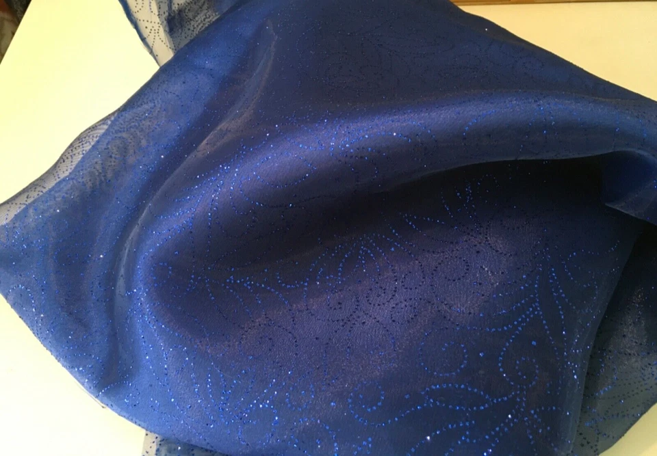 美丽的蓝色欧根纱面料,带珠光图案 46 英寸 W X 84 英寸 L — 第 2/2 张图片