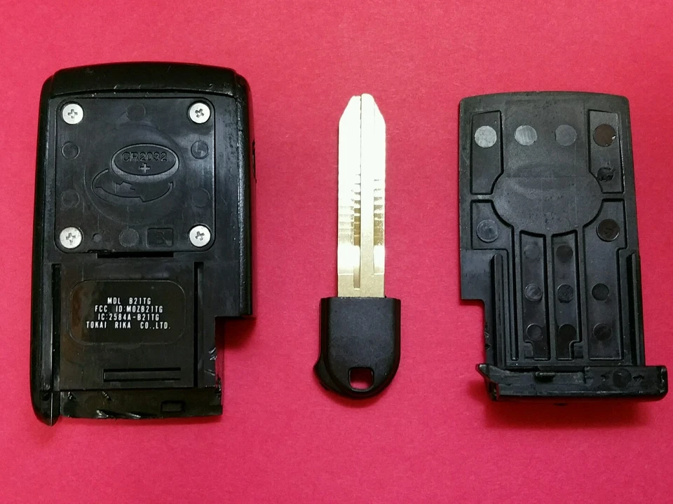 Llave TOYOTA PRIUS sin entrada inteligente logotipo negro MOZB21TG Foto 2 de 4