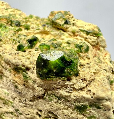 246 Gramm extrem schöne grüne Granat Kristalle auf Matrix aus Pakistan