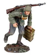W. Britain 1/30th scale 23089 1916-18 German Infantryman Advancing with Ammo box