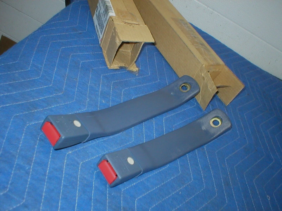 1982-92 CAMARO FIREBIRD PAR DE HEBILLAS RECEPTORAS CINTURÓN DE SEGURIDAD DELANTERO AZUL OSCURO GM Foto 4 de 4