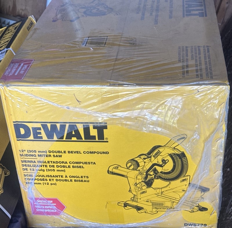 DeWalt DWS779 15 Amp Corded 12" Double Bevel Sliding Compound Miter Saw