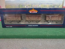 BACHMANN SET OF 12 TON PLANKED VENT VANS BR BAUXITE WEATHERED CAT NO,38-160W