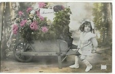  Belle CPA carte postale ancienne enfant à la brouette de fleurs