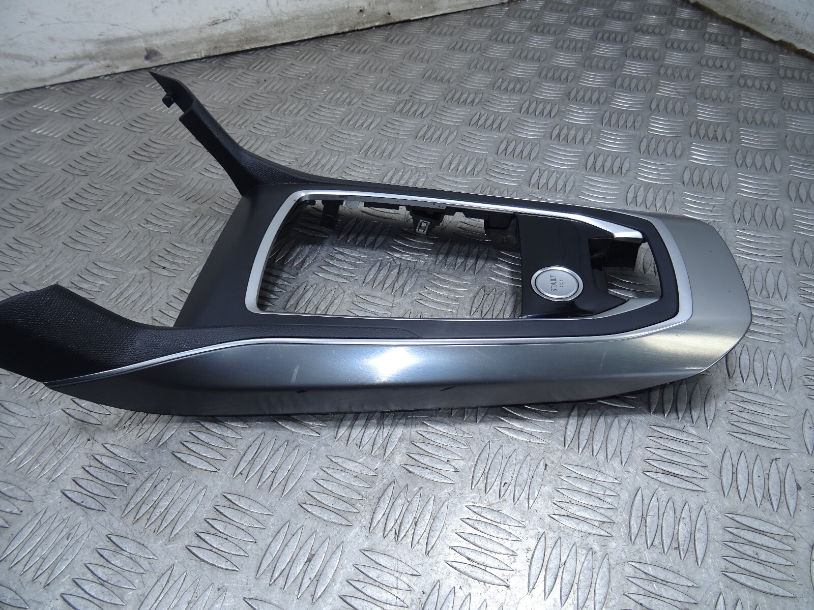 Peugeot 308 T9 Mk2 2014 Center Console Trim Panel 98088087XU for 
