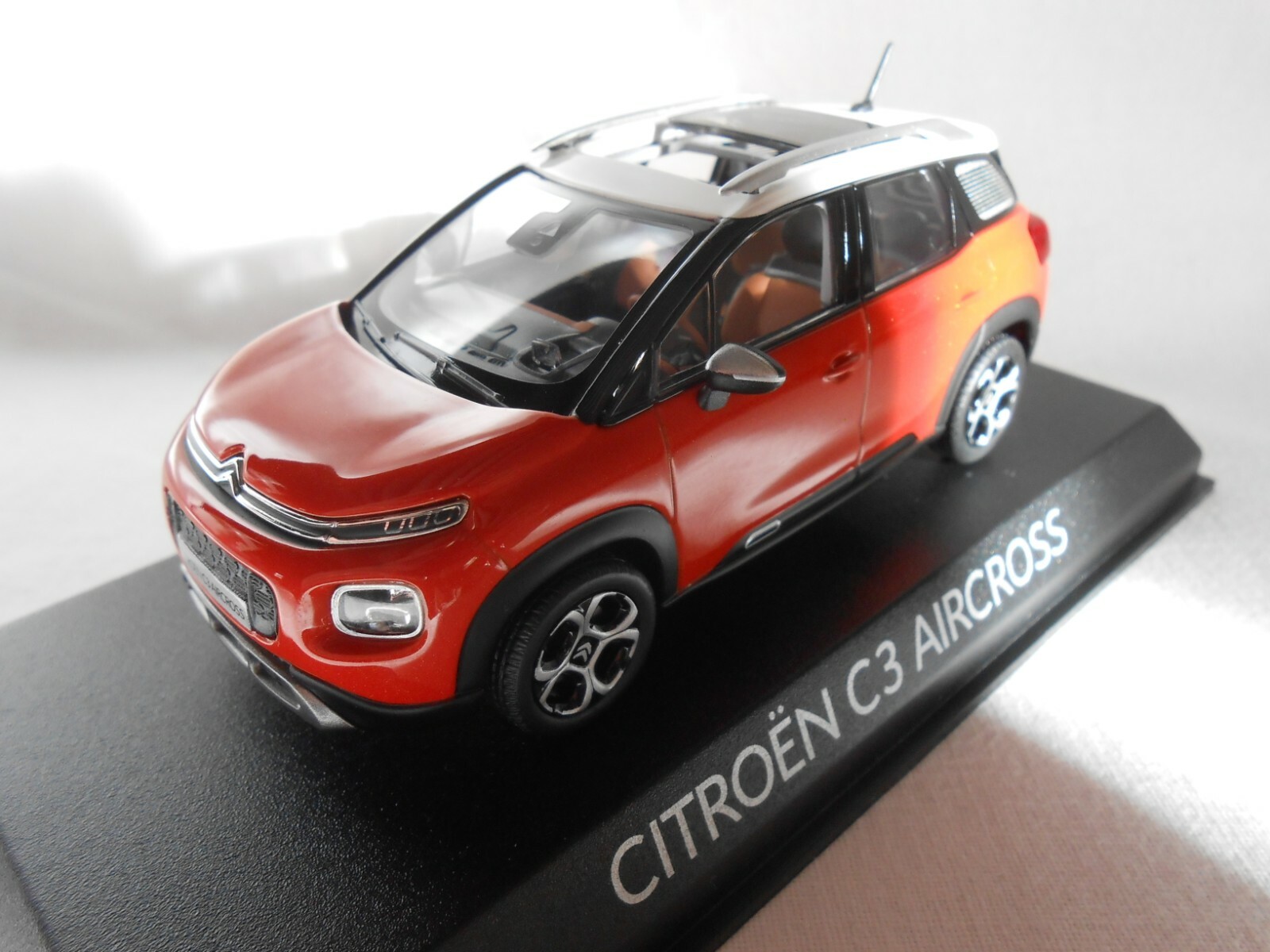 Citroën C3 Aircross orange et blanc miniature de collection 1/43 pour passionné