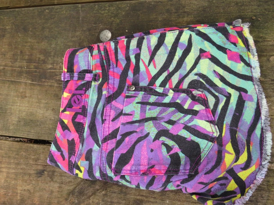 Pantalones Cortos Lei Ashley Tiro Bajo Juniors Talla 11 Animal RAYAS CEBRA Multicolor Foto 2 de 4