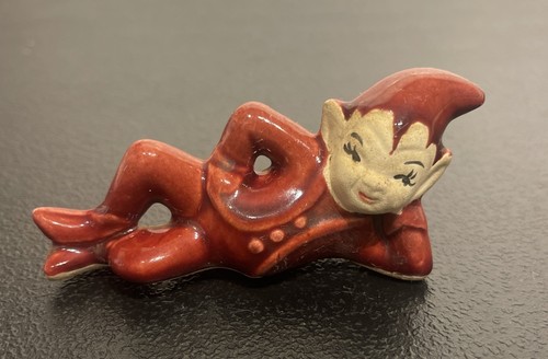 Statuina elfo pixie Gilner rosso/borgogna vintage anni 50 kitschy sdraiato su un lato