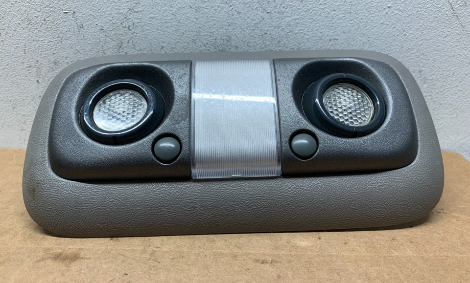 1995-1999 Chevy GMC C/K1500 Suburban Interior Dome Light Assembly Gray 15725073 - Image 3 of 4