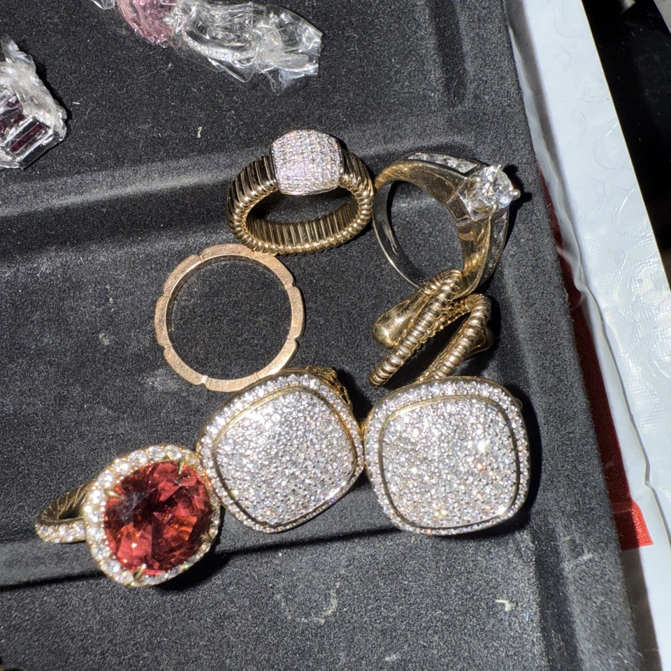 Anillo de oro amarillo de 18k con diamantes de laboratorio de 1, quilate Foto 2 de 4