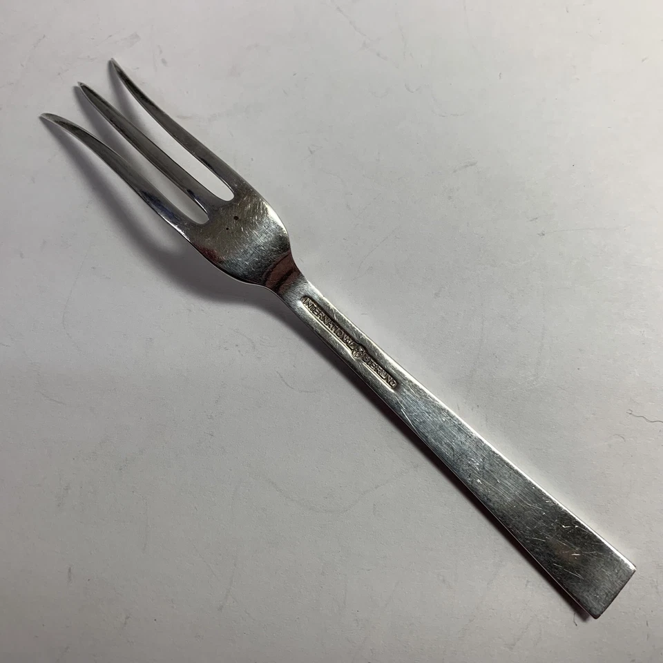 Столовые приборы International Sterling, континентальные, лимонная вилка, 4 5/8 дюйма, без моно - Изображение 4 из 4