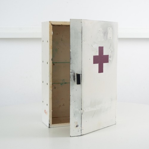 Vintage medicine cabinet with red cross. Vintage metal medicine cabinet - Picture 4 of 9