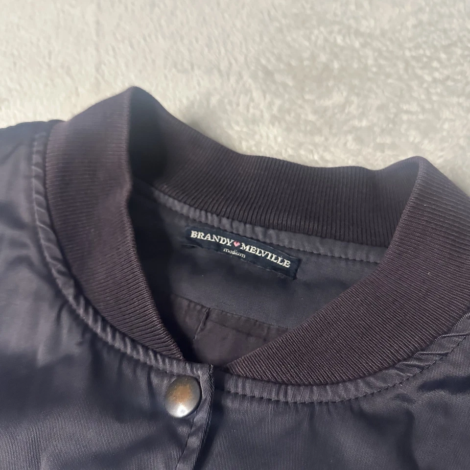 Chaqueta Bomber Brandy Melville Mujer Negra Desteñida Talla Mediana Satén Tipo Punk Foto 2 de 4