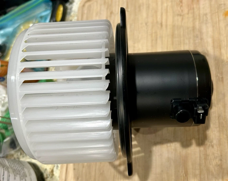 NEW OEM HITACHI/ JOHN DEERE 4469041 24V Blower Motor - Fit In Description - Image 4 of 4