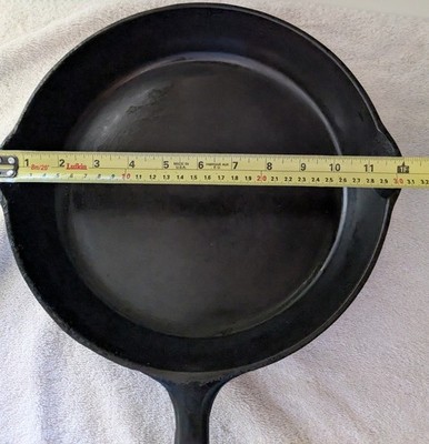 Antique GRISWOLD CAST IRON #9  B 11'' Fry Pan or SKILLET dbl pour spout sides