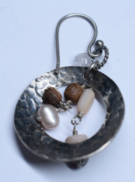 Pendientes de aro Silpada: ley martillada con madera, perlas y cuarzo Foto 2 de 4
