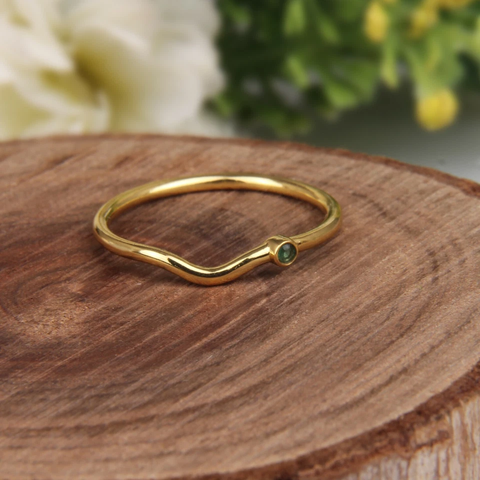 Помолвочное кольцо с тонкой волновой лентой и изумрудным камнем покрытие желтым золотом - Изображение 3 из 4