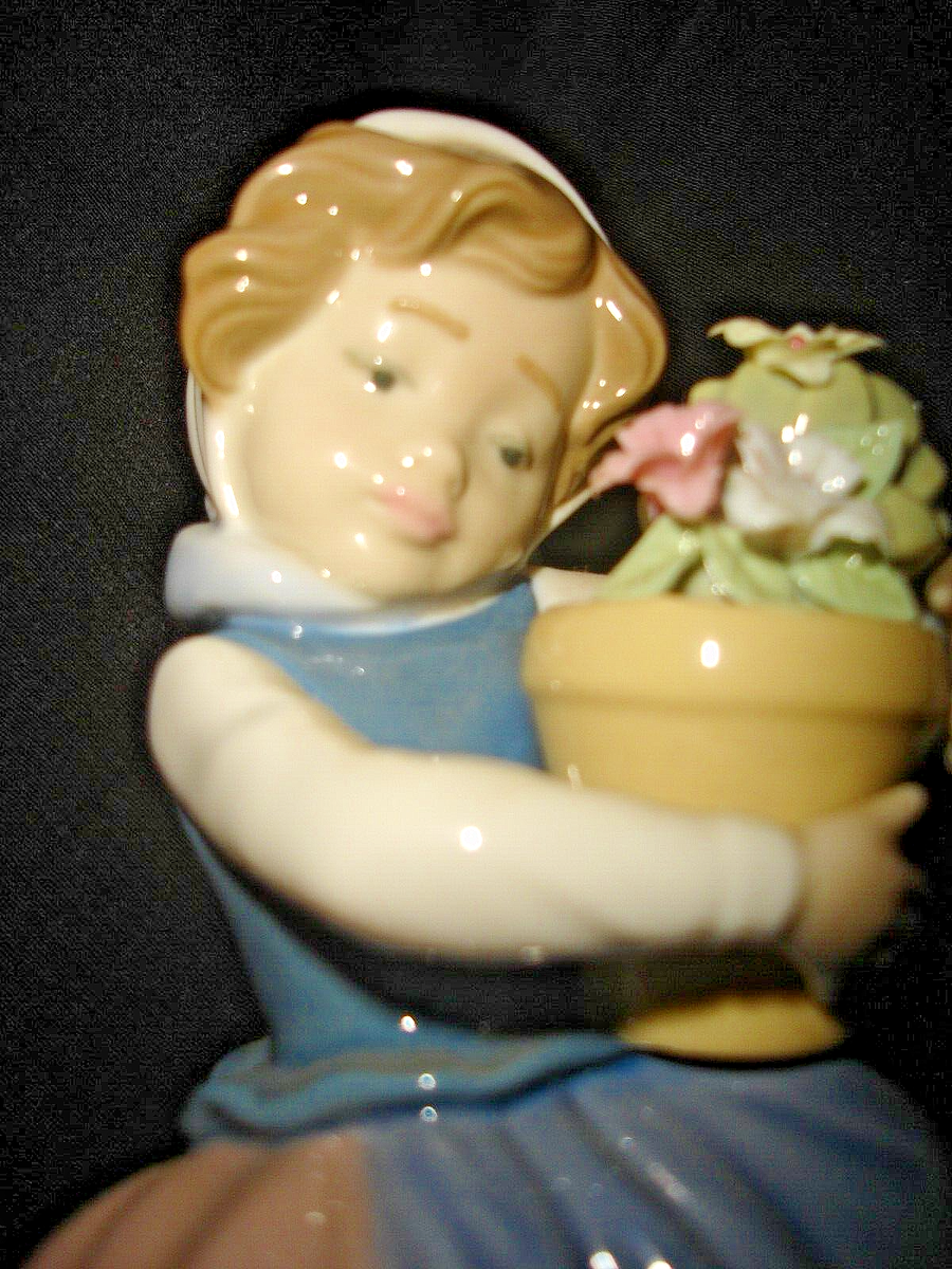 Fantastic Retired Lladro #5223 “Spring is Here” Girl with flower