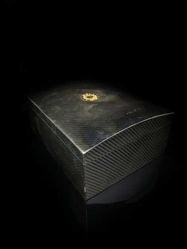 Humidor de fibra de carbono Perdomo medidas 13" L x 10" W x 5,5" H - Imagen 11 de 17