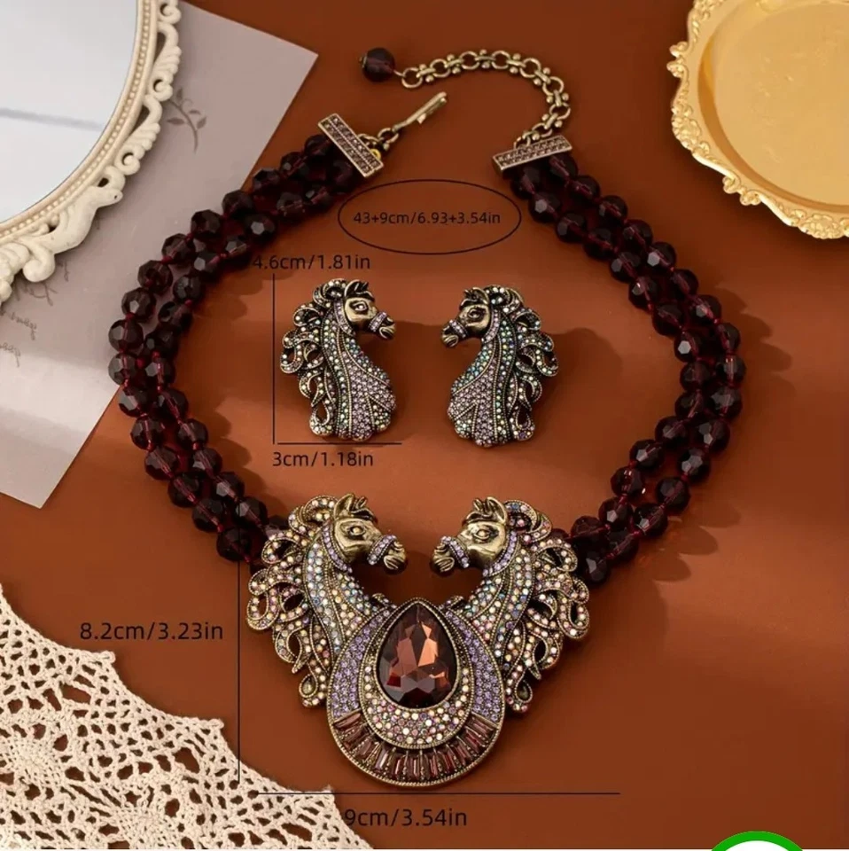 Exquisito Collar y Pendientes Doble Caballo, Cuentas y Piedras de Vidrio, Estrás Foto 2 de 4