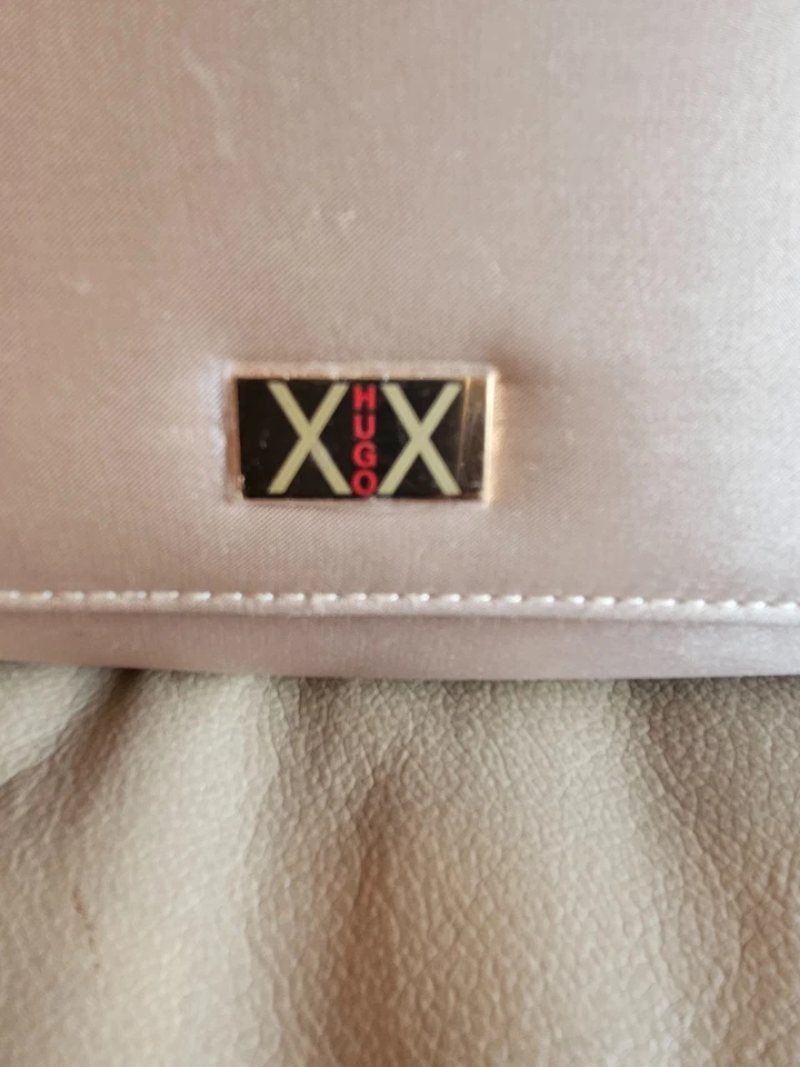 BOLSO CLUTCH PEQUEÑO HUGO XX 7 PULGADAS DE LARGO 4 PULGADAS DE ALTO I PULGADAS DE ANCHO CHAMPAGNE GO Foto 3 de 4