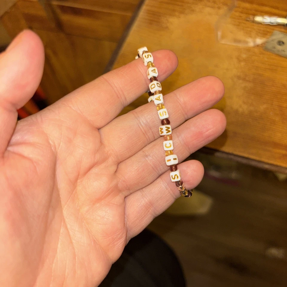 Pulsera de cuentas con letras hecha a mano Foto 3 de 4