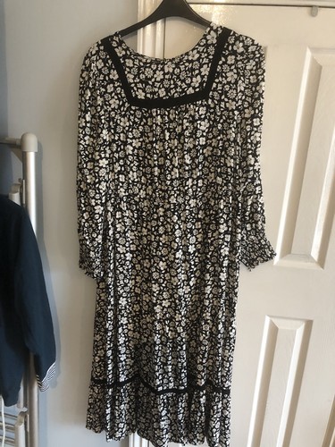 Maxikleid schwarz/weiß Blumenmuster Größe 22 von M&S
