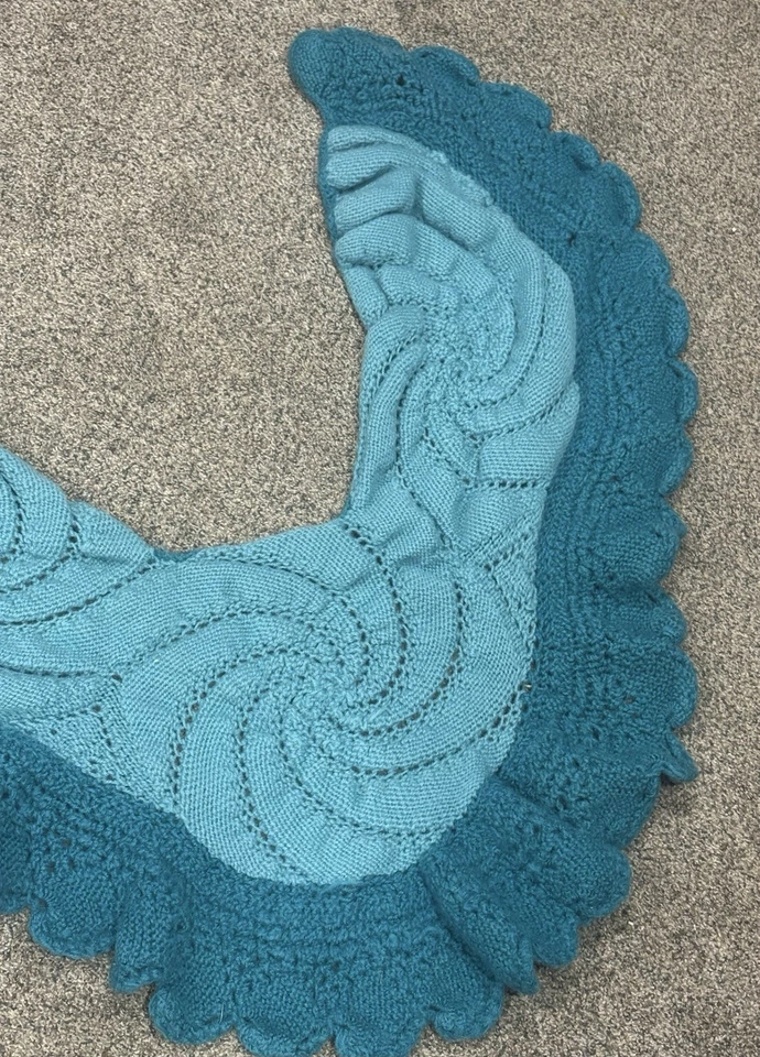 Mantón tejido verde azulado con bordes con volantes Foto 2 de 4