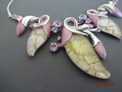 HALSKETTE VERSILBERT, SCHÖNES PLASTRON EMAIL + METALL + STRASS, ROSA, LILA, MOIRé