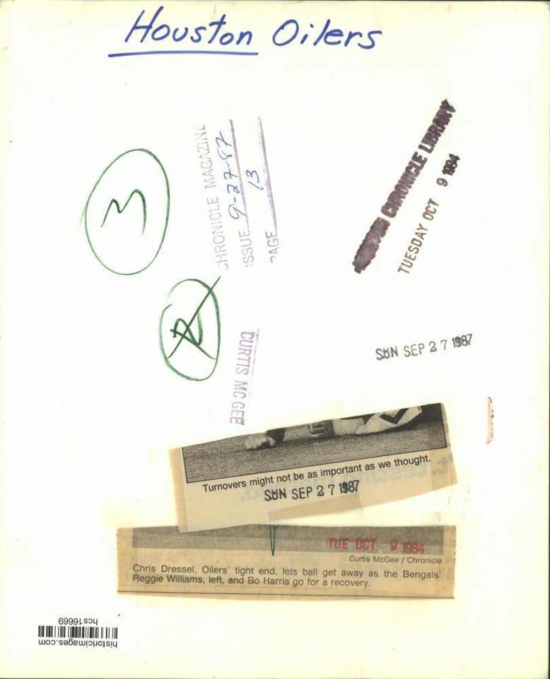 1984 Press Photo Houston Oilers' Chris Dressel fumbles in game against