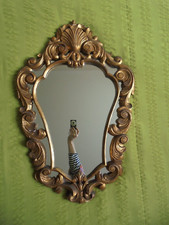 Ancien grand miroir pareclose  bois résine stuqué doré  H 85 cm poids 6,4 kg