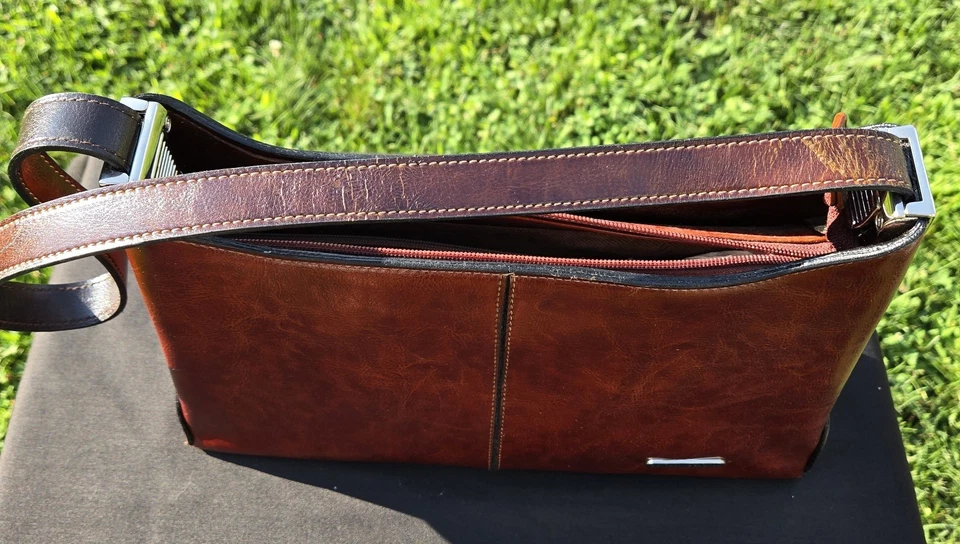 复古 RINA RICH 深巧克力原产地皮革肩带包 全新无标签 银色五金件 — 第 3/4 张图片