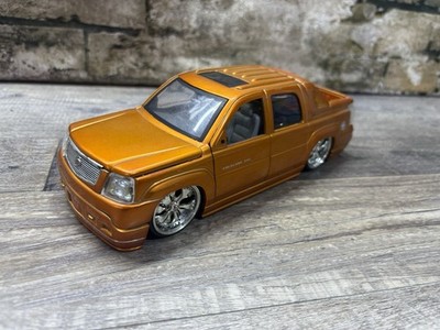 JADA DUBSHOP 2002 CADILLAC ESCALADE EXT COPPER 1:24 DIECAST
