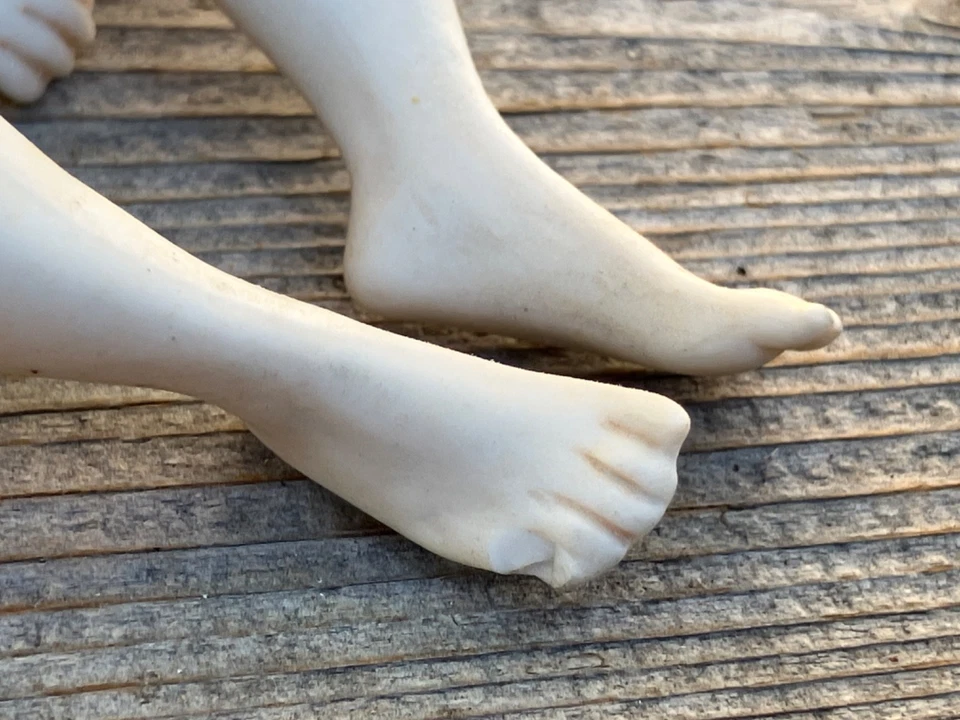 ANTIQUE CONTINENTAL PORCELAIN RISQUE BATHING BEAUTY NUDE GIRL SITTING 3.5" - Image 4 of 4