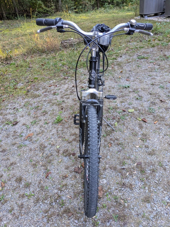 Hybrid bicycle  for short person.  Black 2003 Trek Navigator 200.  W/rack & bag. - Image 3 of 4
