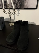 women’s black uggs